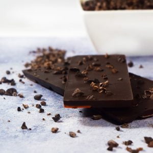 Barra de chocolate con cacao nibs