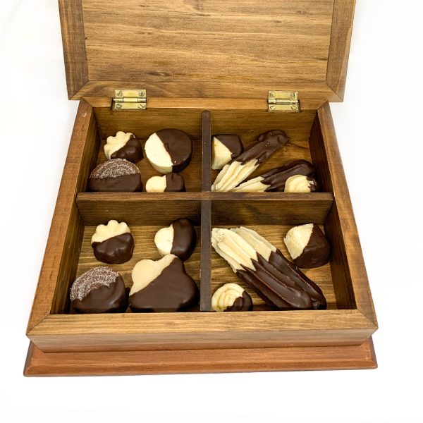 Caja de madera con dulces típicos bañados en chocolate
