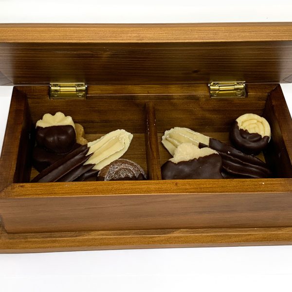 Caja de madera con dulces típicos bañados en chocolate